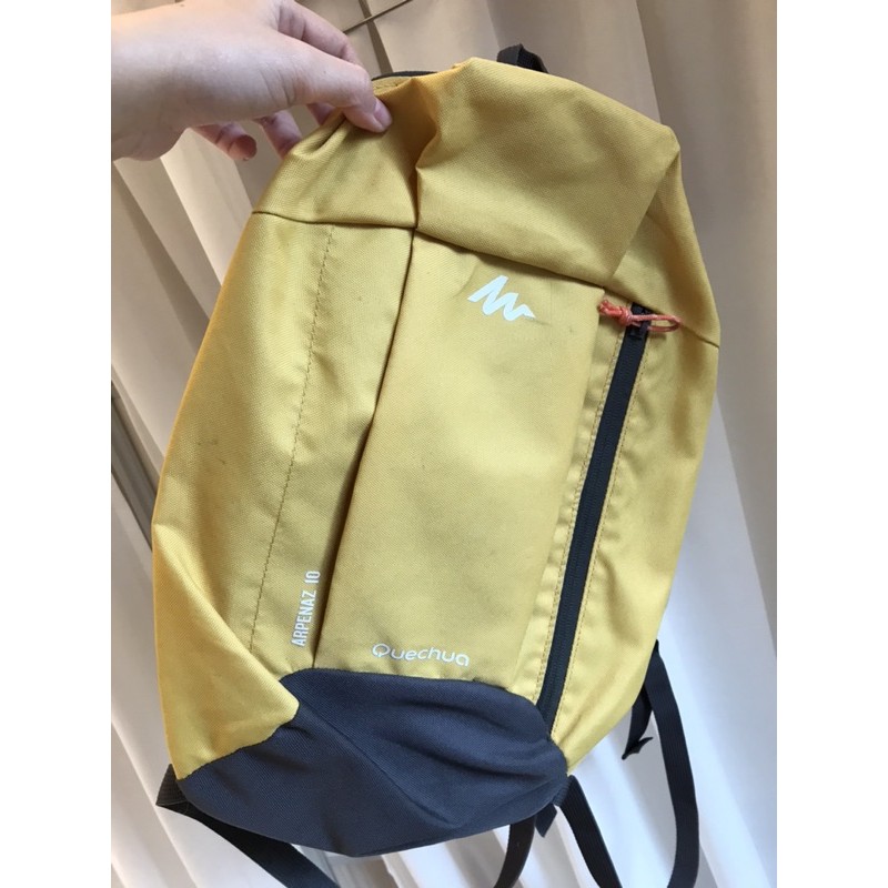 曼達衣櫃Amandaclot》迪卡儂 黃色小背包 二手（髒污比較多唷）