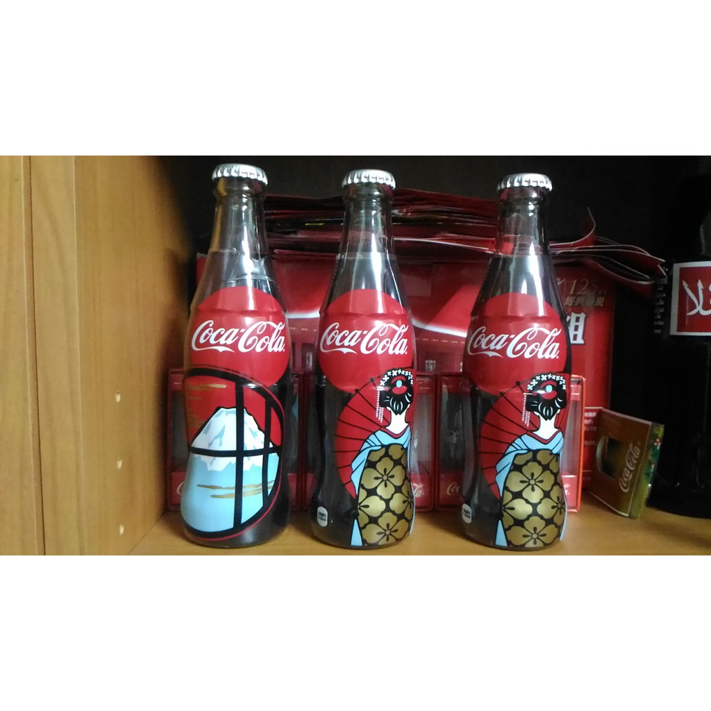 日本可口可樂100週年紀念瓶(左一)