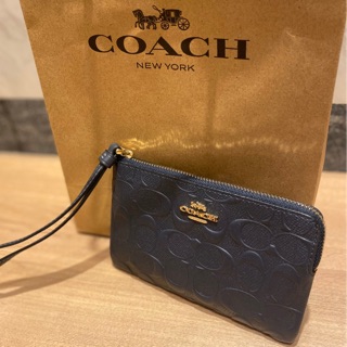 COACH 全新皮革滿版浮雕壓紋logo 手拿包 經典馬車logo