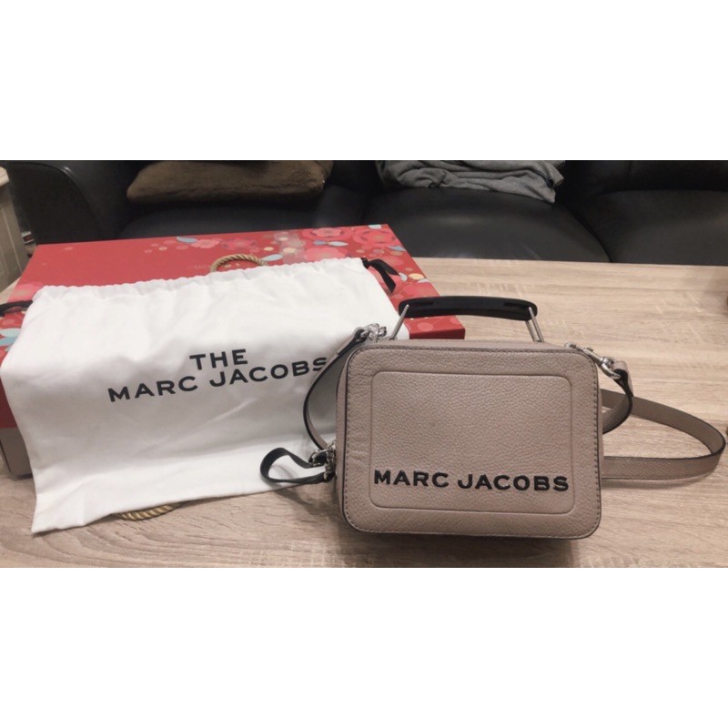 ❗️免運❗️二手❗️ marc jacobs 黑字LOGO荔枝紋方形斜背相機包（豆沙色）