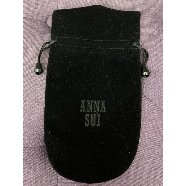 全新專櫃正品Anna Sui安娜蘇😊絨布收納袋，也可當化妝包用。內附經典紫色擦拭布