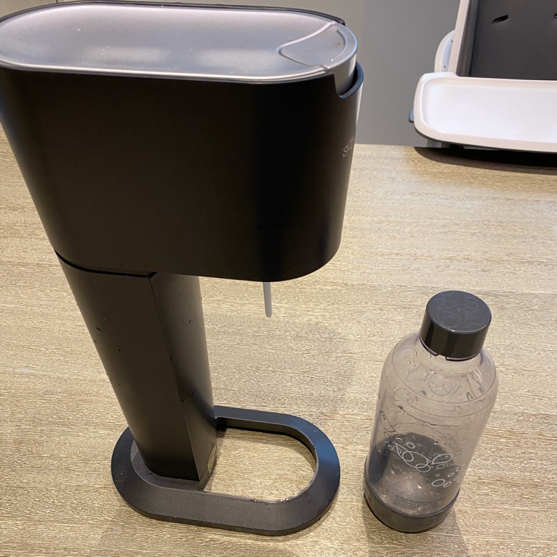 Sodastream 氣泡水製造機+一個專用氣瓶 9超新少用