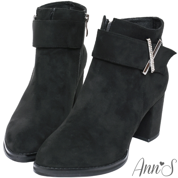 Ann’S時裝搭配-防水絨布造型X鑽扣尖頭粗跟短靴7cm-黑