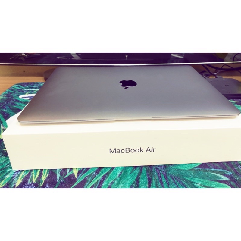 MacBook Air 2019年128GB 95成新 另外送擴充座、鍵盤保護貼及保護殼（二手筆電）