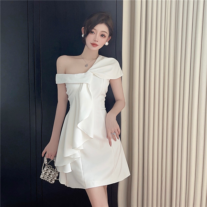 韓版高級性感白色洋裝女裝緊身收腰不規則荷葉邊斜領單肩設計感短袖A字洋裝