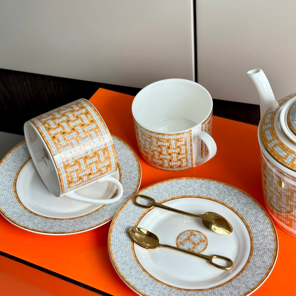 Hermes 高級骨瓷茶具，一壺兩杯碟+兩勺