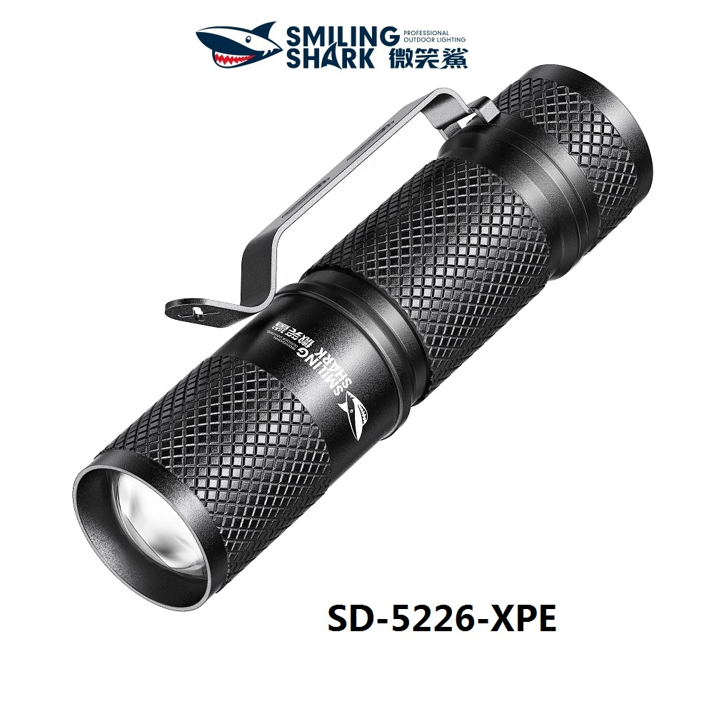 微笑鯊正品 SD5226 便攜式强光手電筒 Led XPE超亮可變焦小手電 帶筆夾隨身燈 USB可充電防水家裡戶外應急燈