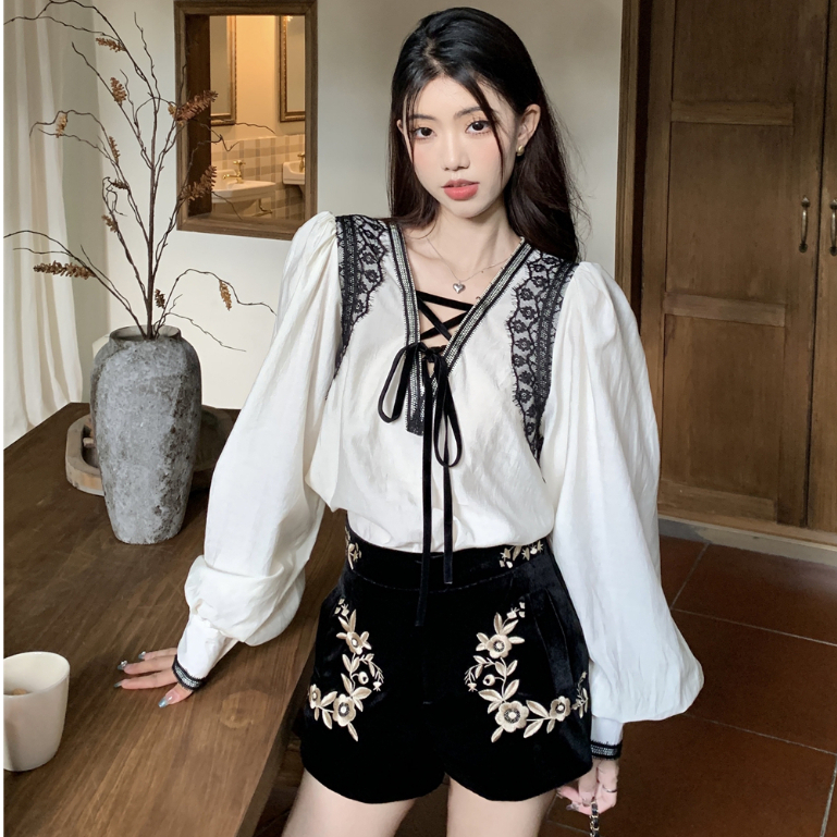 韓版時尚套裝女裝氣質復古V領綁帶蕾絲拼接寬鬆長袖襯衫+高腰刺繡絲絨短褲兩件套