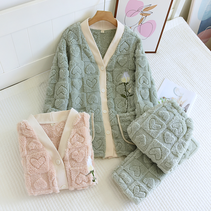 冬季女生睡衣居家服 柔軟法蘭絨刷毛加厚保暖睡衣套裝 可愛V領法蘭絨保暖家居服套裝