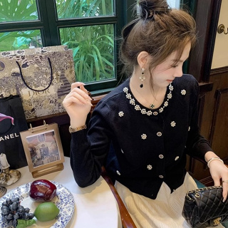 韓版時尚新品毛衣小外套女裝緊身短版珍珠水鑽裝飾圓領長袖單排扣針織上衣