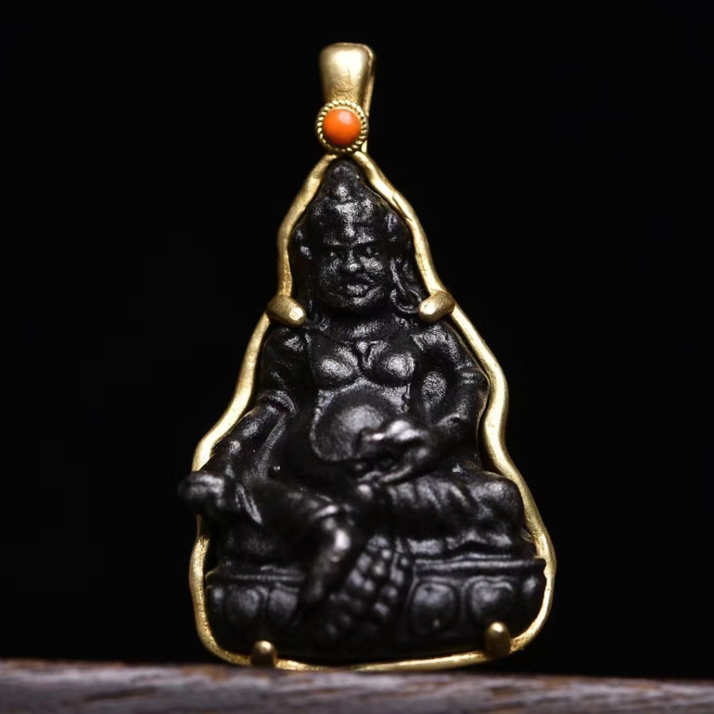 【老天鐵】黃財神——純銅包邊——天鐵是製作各種兵器的上佳材料，在藏傳佛教中，天鐵是比天珠更珍貴的寶貝。鎏金工藝。和天珠同