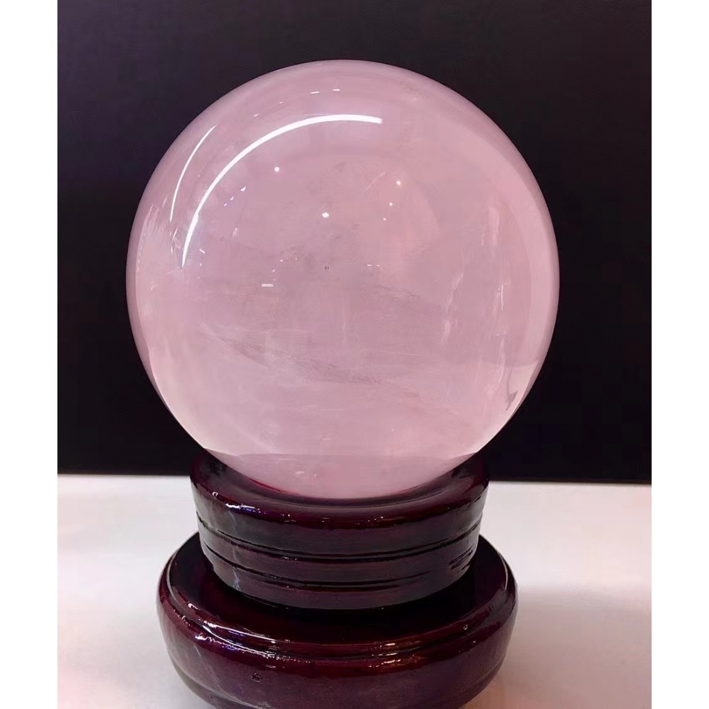 天然粉水晶球重量1.158公斤球體直9.4公分純天然粉水晶球，晶體超透光滑，招桃花，有求必應，帶絲絲棉絮。貨號2350