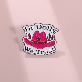 In Dolly We Trust Texts 琺瑯別針胸針粉色牛仔帽胸針金屬徽章卡通首飾背包徽章配飾禮物