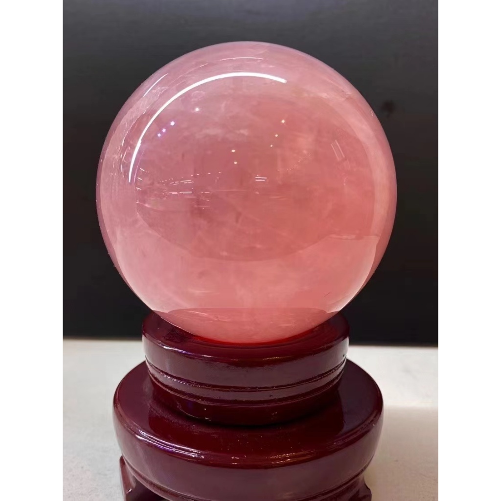 天然粉水晶球重量0.854公斤球體直徑8.5公分，純天然粉水晶球，晶體超透光滑，招桃花，有求必應，不打折不議價帶絲絲棉絮