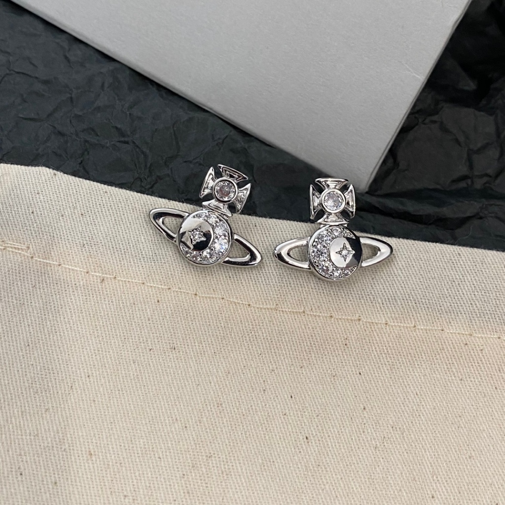 『Boutique Spot』VIVIENNE 土星耳環鑽石銀色金屬黃銅鍍金帶鋼印韓國2024新款復古不掉色925銀針女