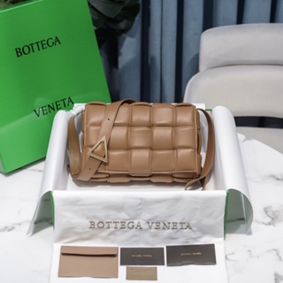 二手 BV Bottega Veneta Cassette枕頭包出貨啦.羊皮焦糖色～ 春季爆款 Cassette枕頭包，