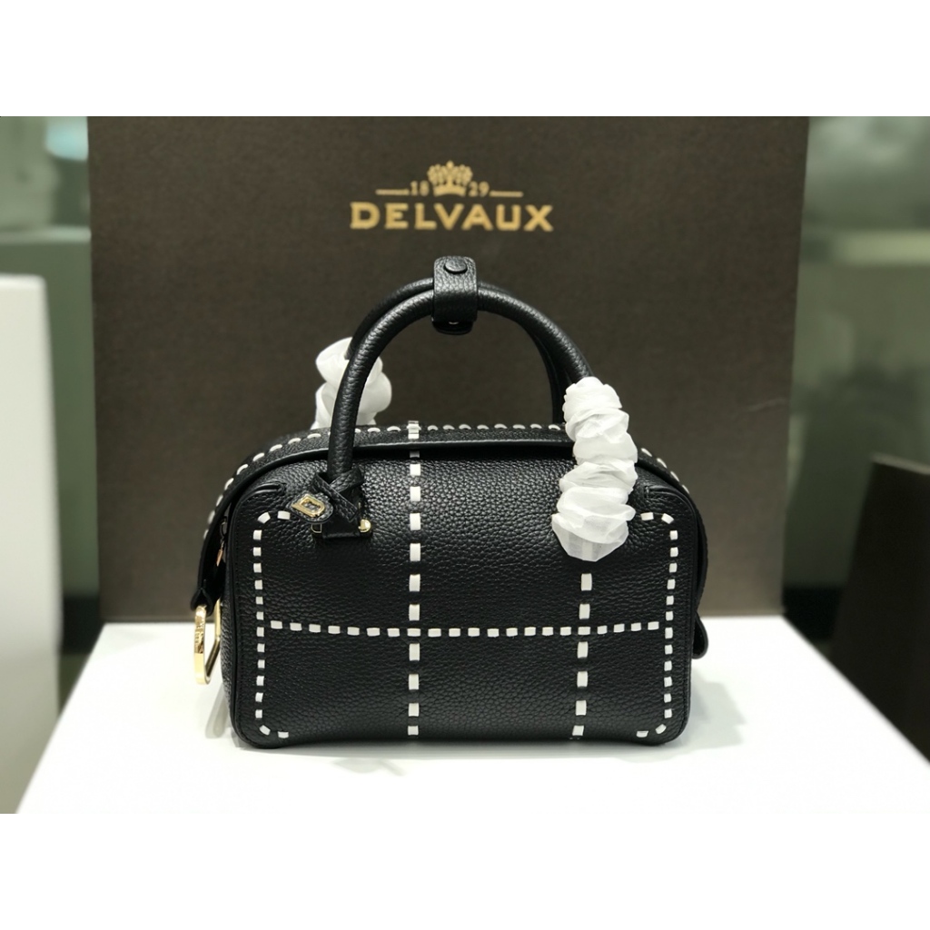 二手 Delvaux】brillant 德爾沃 Cool Box 採用無襯裡皮革，由單張皮料摺疊而成，凸顯奢華氣質。最顯