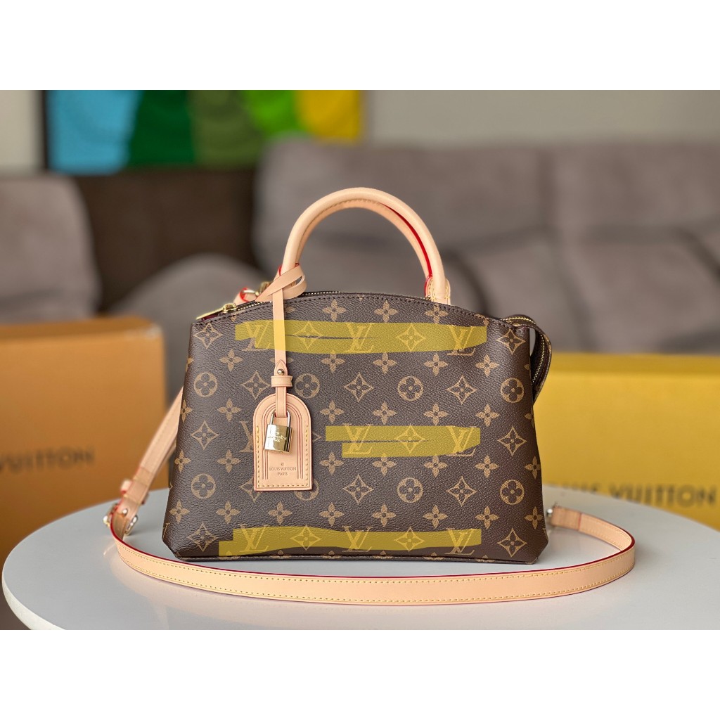 新款女包推薦 高品質 M45900 Petit Palais 手袋為Monogram 圖案，再以皮革名牌和掛鎖優雅緻意品