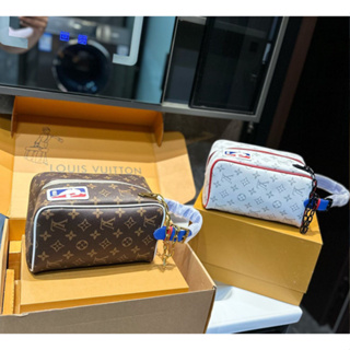 【原單】精品男包 Lv&NBA皮革郵差包 高品質PVC斜背包 休閒運動男士胸包