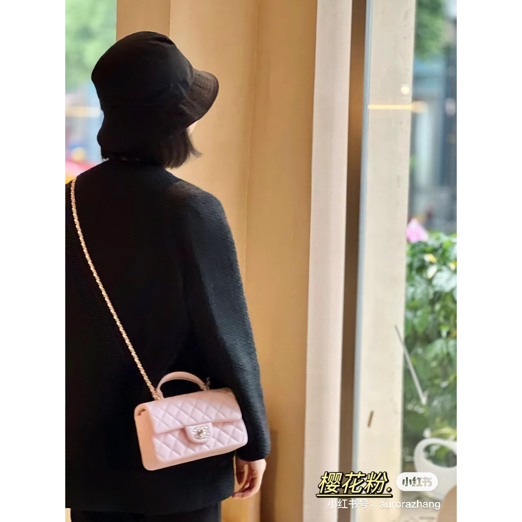 新款女包推薦 高品質  size ：20*12cm 小香家 Chanel23k皮穿鏈手柄cf讓經典再升級~ 可以手提的！