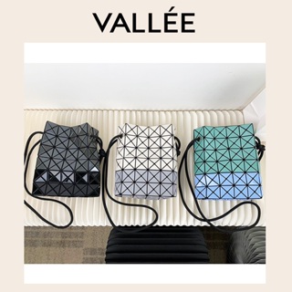 【VALLEE】✨現貨女包✨日本三宅一生同款抽繩包百搭束口水桶包菱格斜背包斜背包包