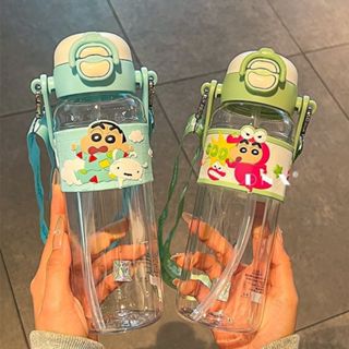 現貨~蠟筆小新水杯Tritan材質學生便攜防摔塑膠水壺可愛大容量帶吸管斜挎水壺兒童節禮物780ml