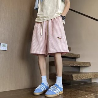 M-3XL卡通刺繡條紋休閒短褲男裝夏季大尺碼潮流寬鬆沙灘五分褲衩新款流行胖子美式復古粉色豎條紋運動短褲原宿潮流ins百搭