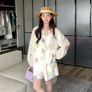 韓版夏季新品旅行度假休閒套裝女裝寬鬆刺繡印花圓領單排扣長袖襯衫+高腰寬版短褲兩件套