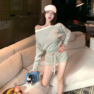 韓版秋季新品街頭潮流時尚套裝女裝寬鬆斜領露肩長袖黑白條紋T恤+高腰直筒短褲兩件套