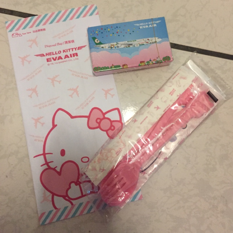 Hello Kitty 機上餐具組+牽手機撲克牌