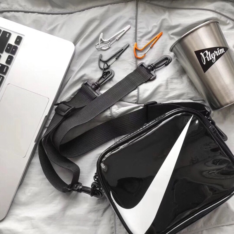 Nike miniswoosh限定黑色亮皮大logo單肩包 nike側背包  nike小包 相機包