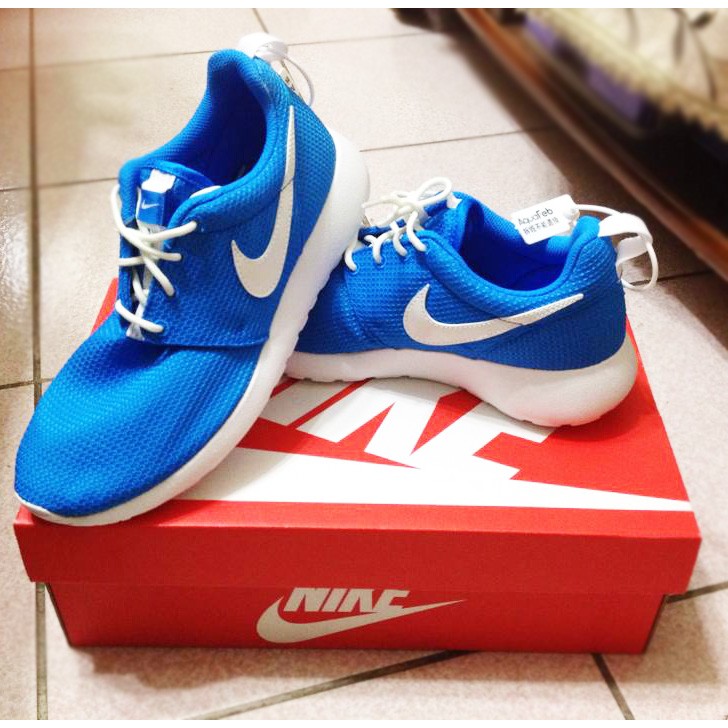 nike roshe run blue white