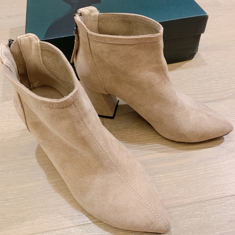 近全新 尖頭裸色麂皮粗跟踝靴 蝦皮購物