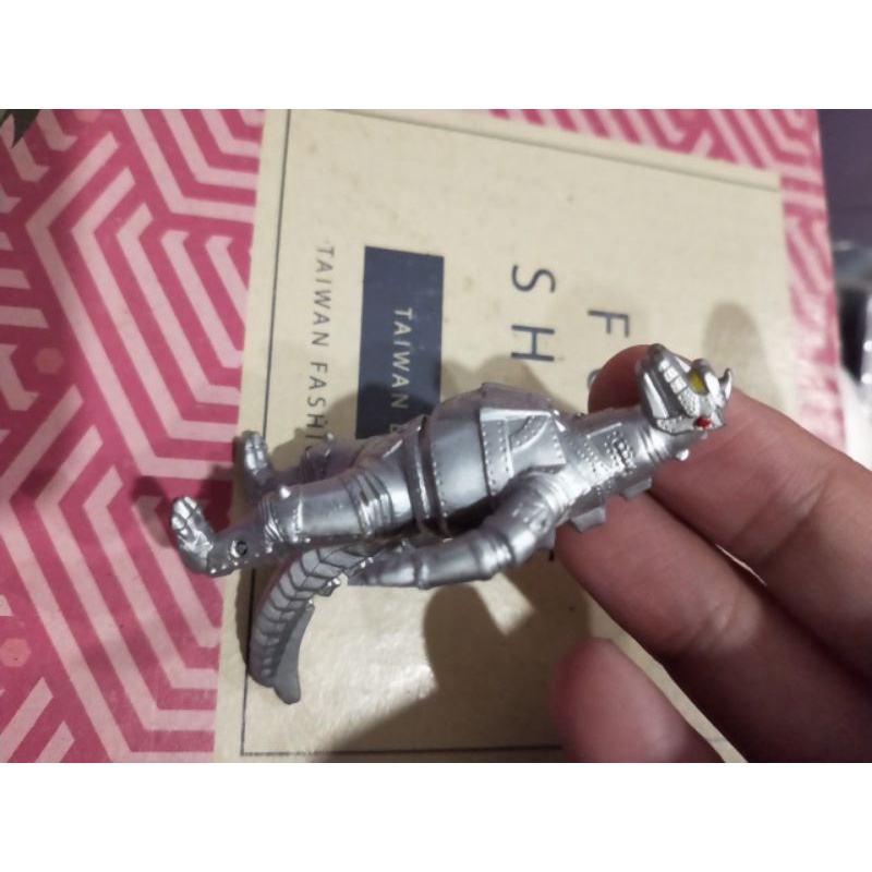 小小機器哥吉拉大概5~7公分左右