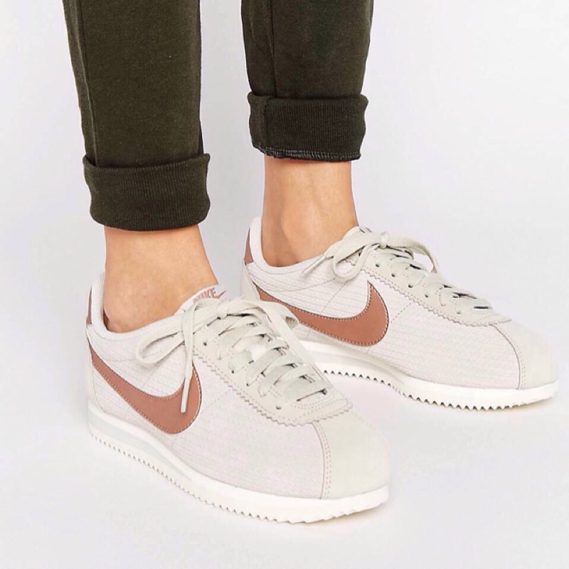 現貨正版nike Cortez 阿甘鞋 白底 玫瑰金 現貨25.5 商品有瑕疵所以便宜出售（詳照片）