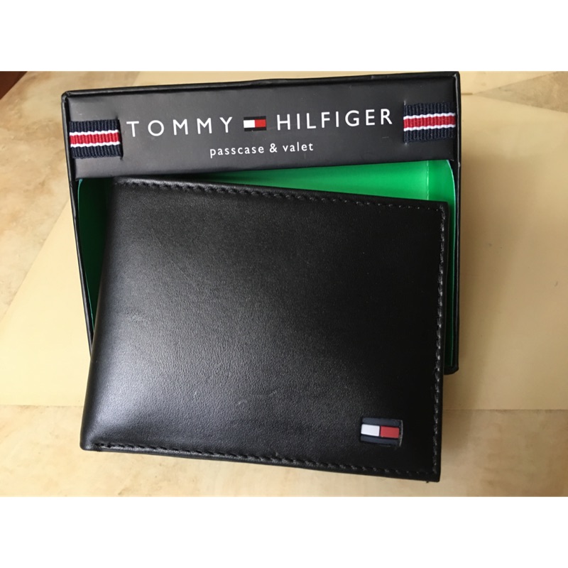 ［免運費特價出清只有一個］Tommy Hilfiger 全新專櫃正品 黑色素面真皮 男生對折 皮夾 短夾—附專櫃禮盒