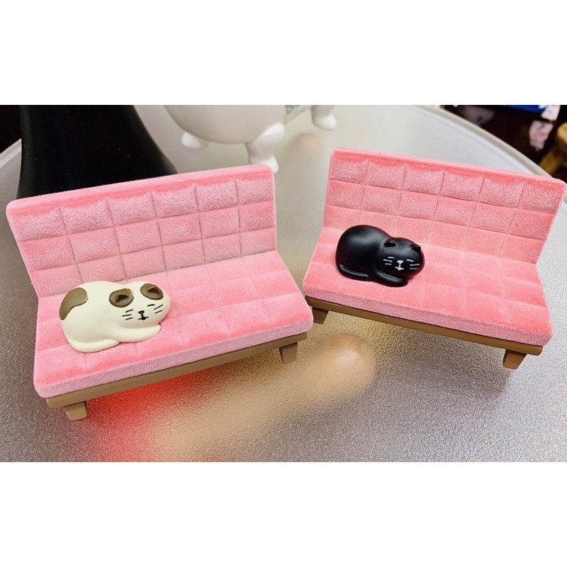 卡朵傢飾～Zakka 日本 雜貨風 絨毛復刻小沙發 粉色 貓咪 黑貓 三毛貓 趴著 桌邊 擺飾 裝飾 名片座 手機架