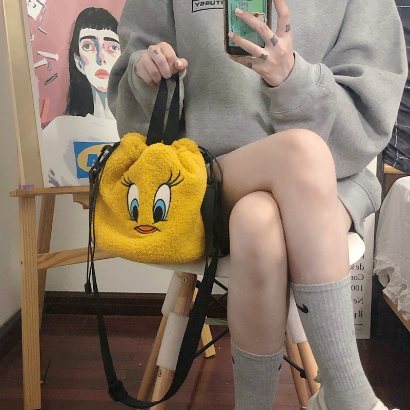 韓國ins卡通崔弟手提袋可愛大眼睛毛絨單肩包學生百搭圓筒斜挎包 崔弟两用包