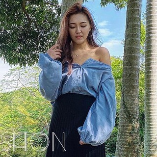 藍現貨秒出♥️實拍【JinG】一字領排扣寬袖鬆緊上衣 澎澎袖斜肩上衣 一字領上衣 長袖上衣