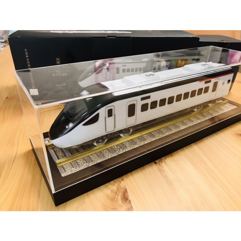 現貨供應 新自強 9.9成新，1111買大送小 EMU3000 自強號火車 陶瓷模型附展示透明盒及軌道