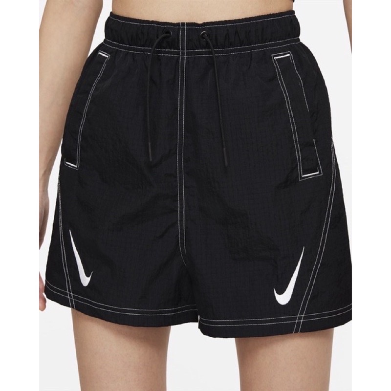【R-MAN】 Nike Swoosh 雙勾 短褲 女款 白縫線 透氣 防水 DD5593-010