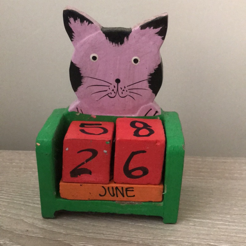 可愛貓木頭桌曆。 。