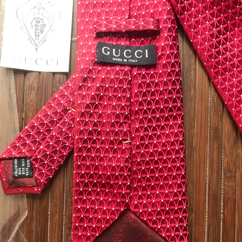 Gucci紅色絲領帶