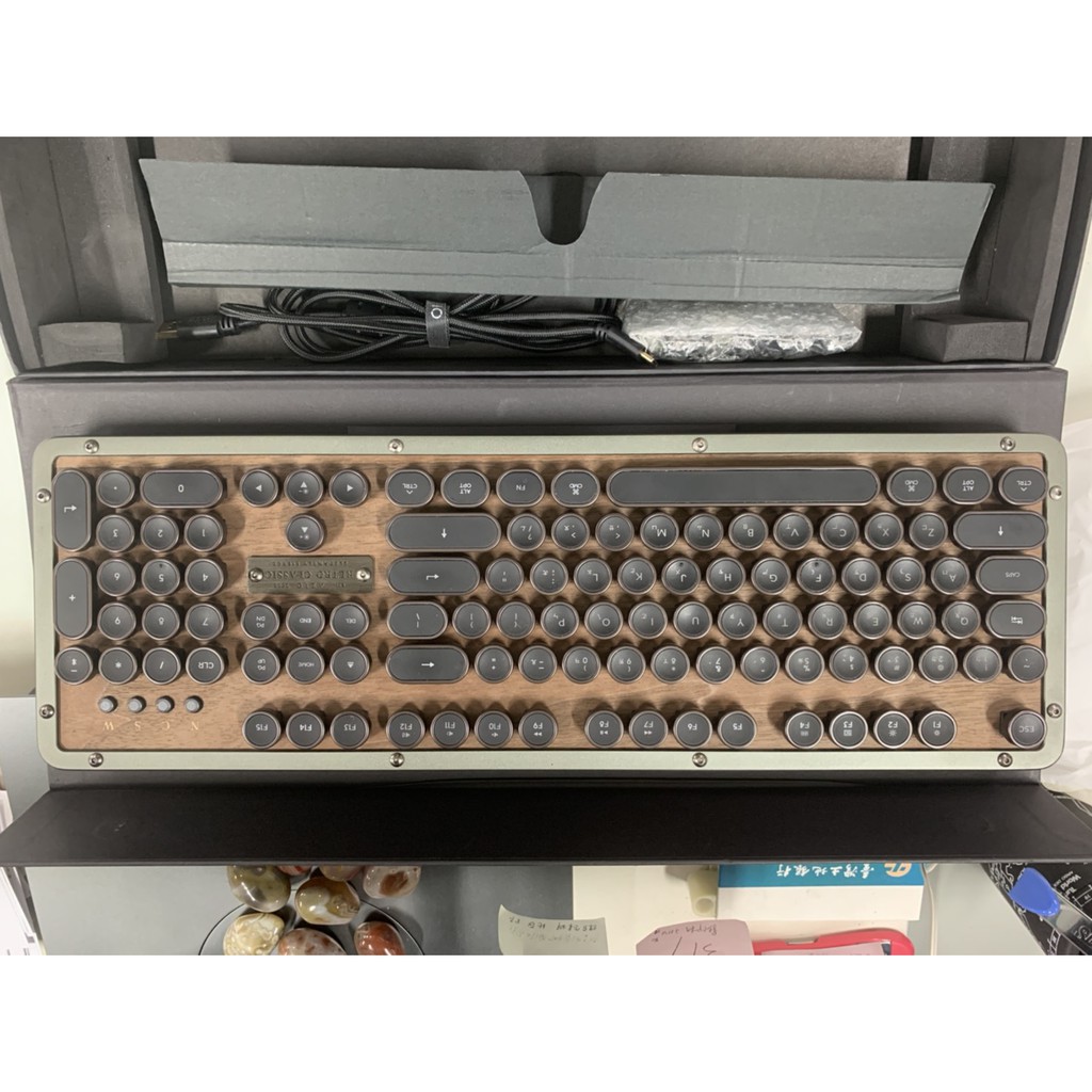 AZIO RETRO CLASSIC ELWOOD BT 核桃木復古打字機鍵盤 PC/MAC（藍芽無線版）雙模鍵盤