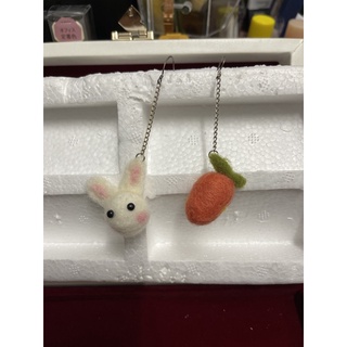 兔子蘿蔔羊毛氈不對稱垂掛式耳環