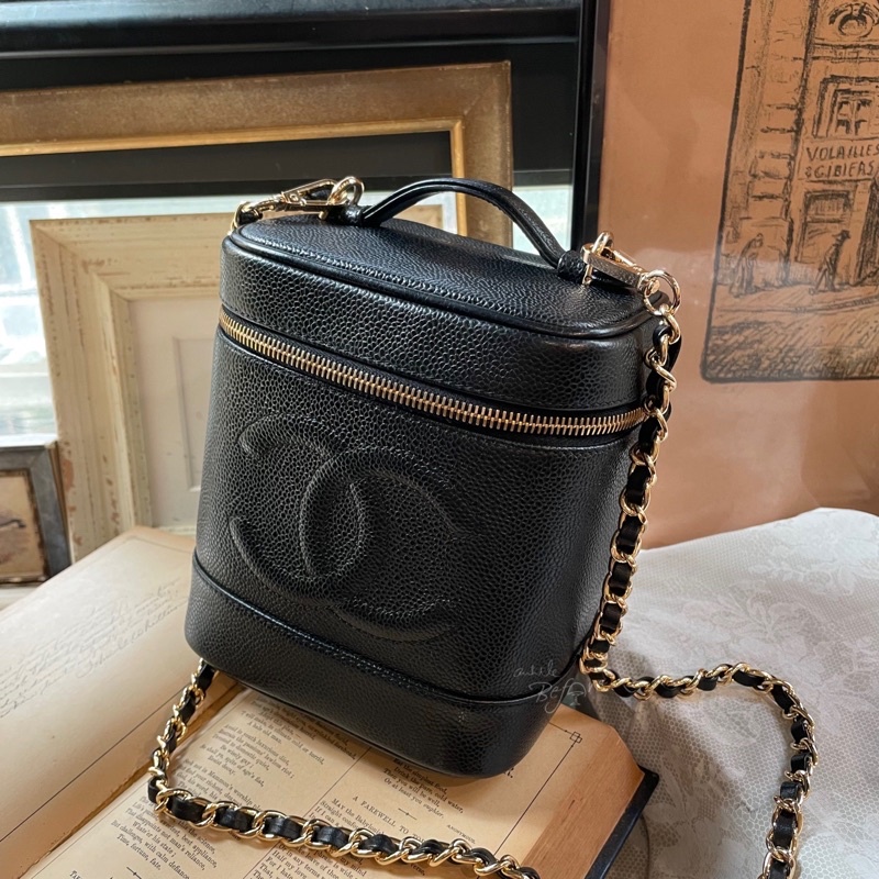 CHANEL • Vintage •美品 老香奈兒 經典魚子醬粒紋牛皮 附穿皮鍊可斜/肩背 古董化妝箱包