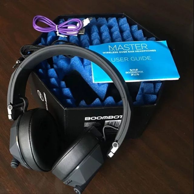 美國品牌Boombotix耳機，藍牙或接耳機線均可，蛋白質真皮耳罩，重低音 ，MIDI 。非sony,鐵三角,BOSE