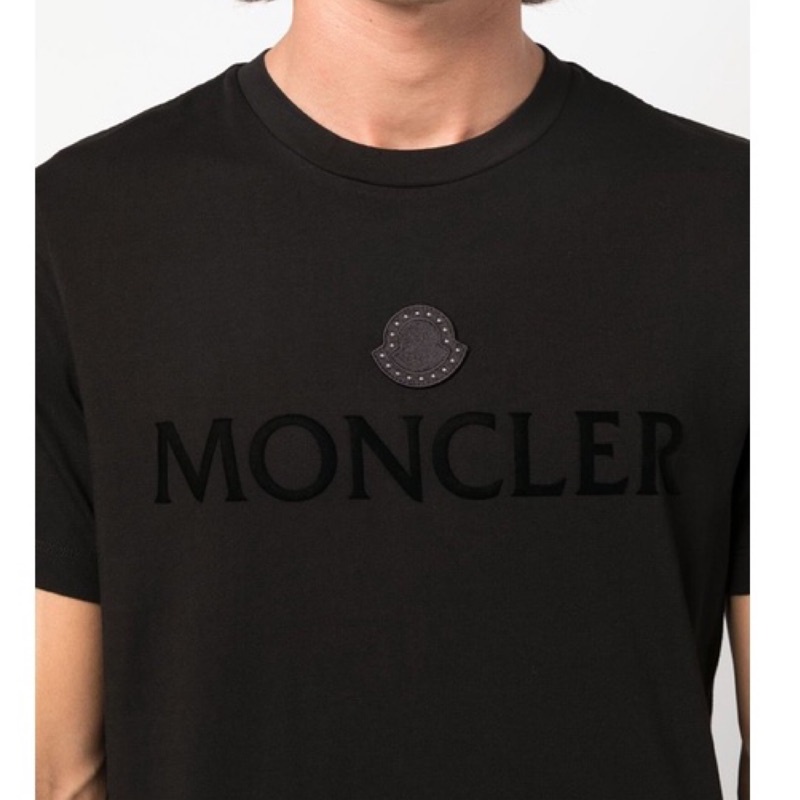 2022 現貨新款Moncler 鉚釘貼布、鈴鐺、吊鐘、植絨字母Logo、綠色、米白色、短袖T恤、男、女可穿。