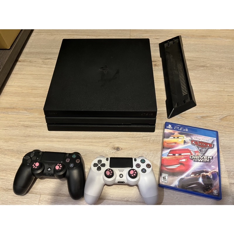 PS4 pro 1TB+雙手把+直立架。贈Cars 3遊戲一片