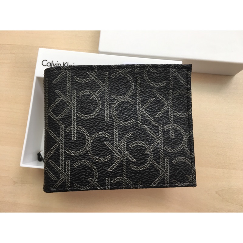［快搶便宜］Calvin Klein正品 黑底米色logo PVC防刮皮男生皮夾 短夾--現貨在台附禮盒特價790